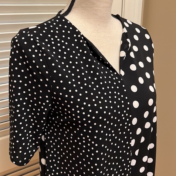 86. Tahari Blouse in Multi-Media Print Black & White Polka-Dots, Size Small - Picture 4 of 17